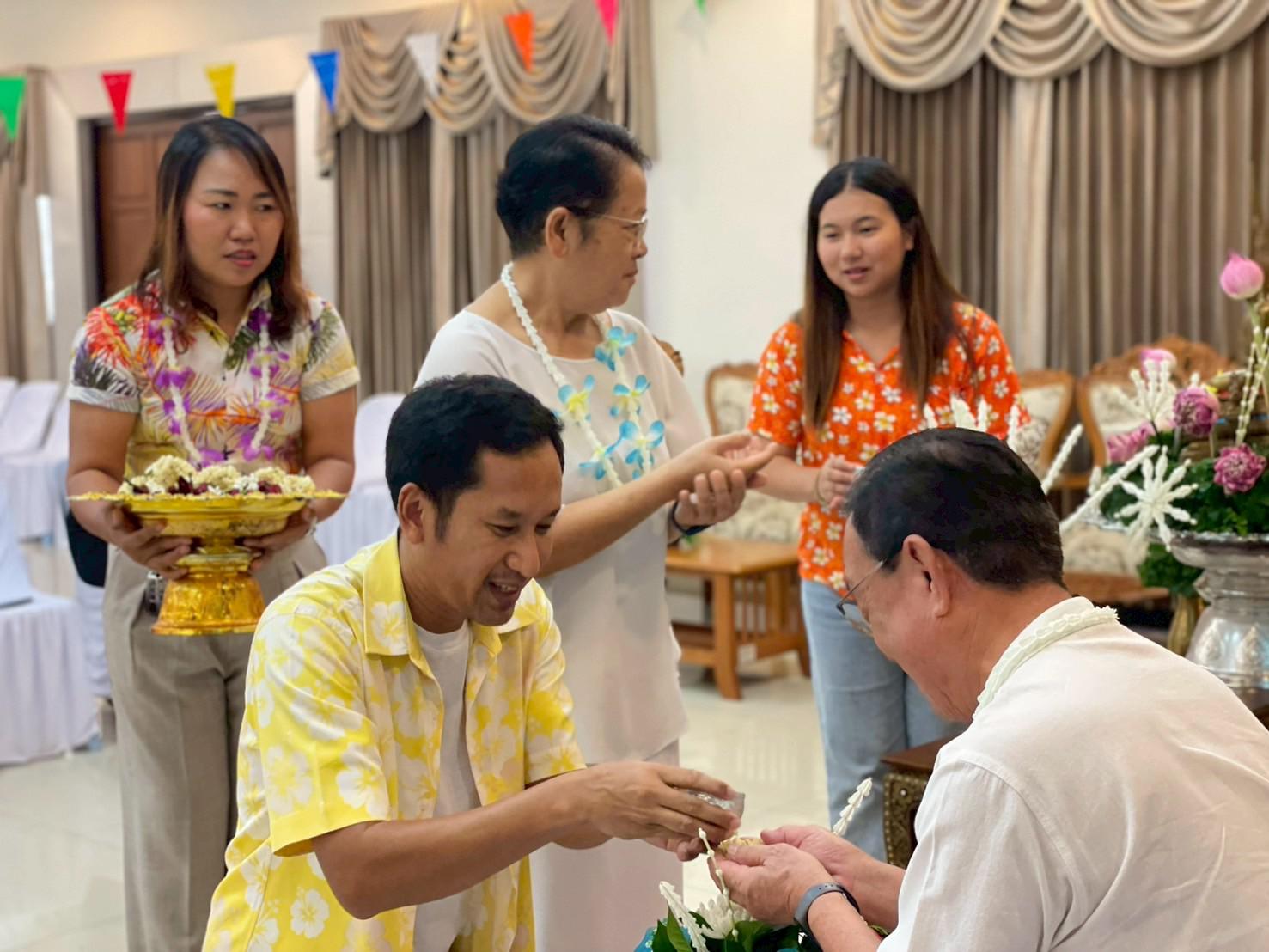 73. วันที่ 26 เมษายน 2568 สาขาการบริหารการศึกษา ได้จัดกิจกรรมรดน้ำดำหัวคณาจารย์ระดับบัณฑิตศึกษา ประจำสาขาการบริหารการศึกษา ณ ห้องประชุมครุร่มสัก 1 ชั้น 3 อาคารคณะครุศาสตร์